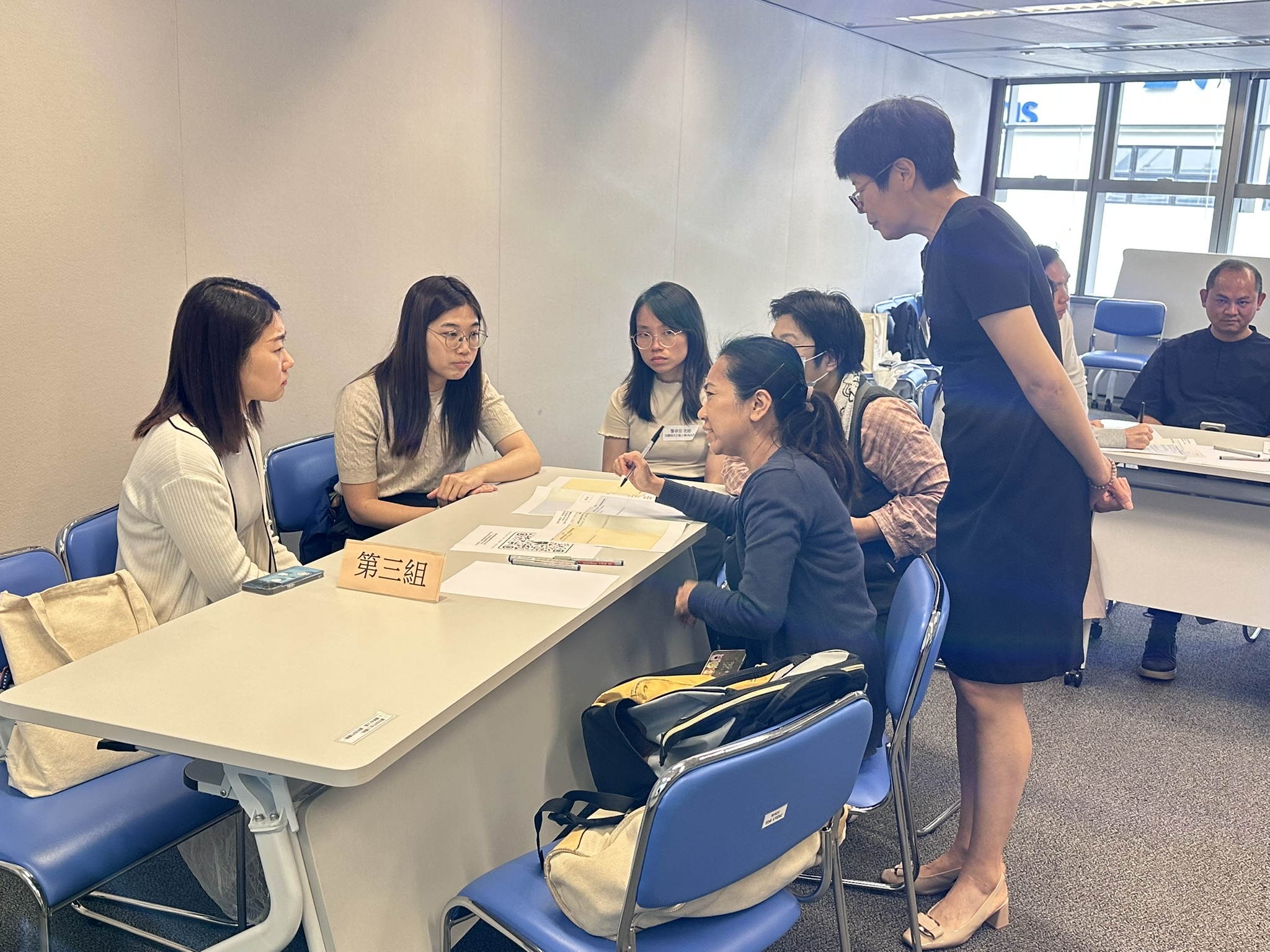 參與教師在分組討論環節互相分享 推行課程的難題和解決方法